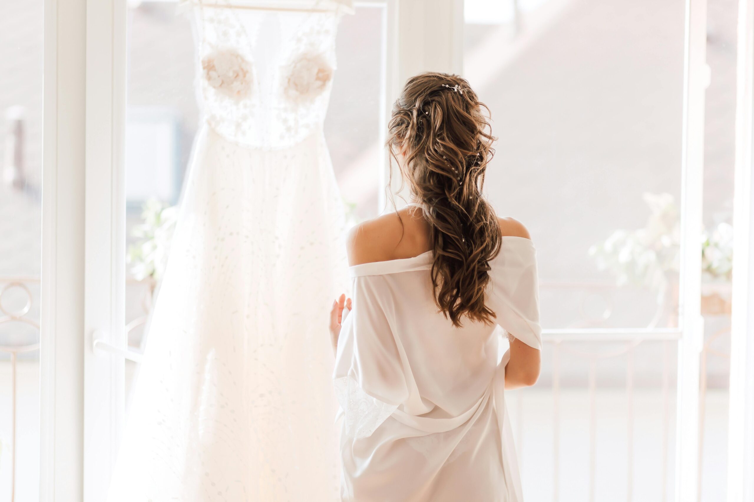 How to Choose the Perfect Hairstyle to Match Your Wedding Dress?