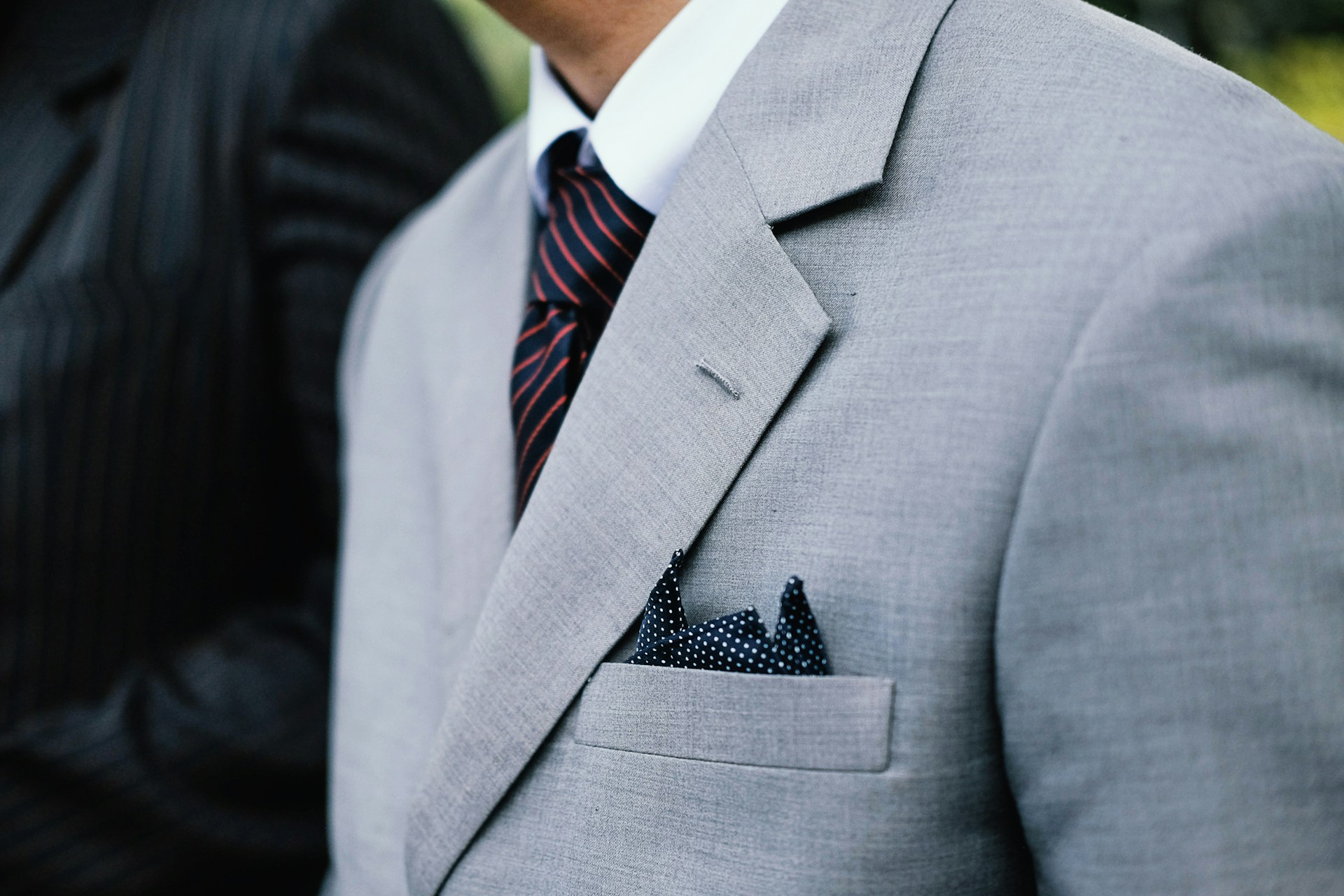 Seasonal Suit Colors That Make a Statement at Weddings