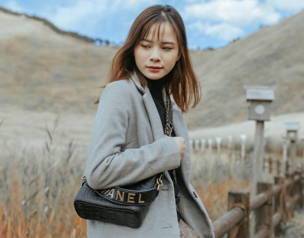 What Should You Check Before Buying a Vintage Handbag Online?